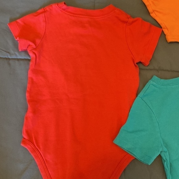 BUNDLE 18 months Bodysuits (2) & T-Shirt Boy or Girl - Picture 8 of 8